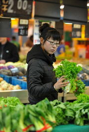 食用農(nóng)產(chǎn)品批發(fā)價(jià)格連續(xù)六周下降，市場供應(yīng)充足促消費(fèi)回暖